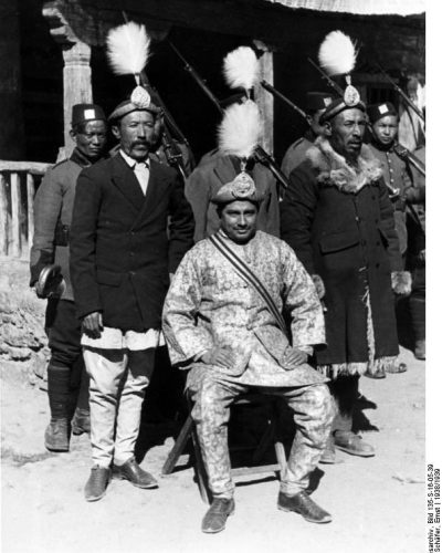 Lhasa, der Gesandte Nepals mit seinen Sekretären